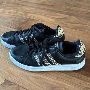 Adidas cloud foam shoes size 8